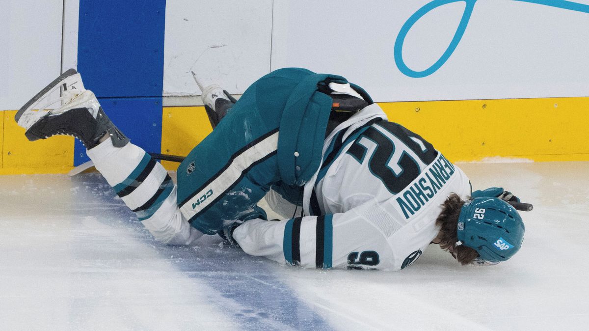 Knokaut o led. Ruský útočník se v NHL po děsivém nárazu nedokázal postavit na nohy